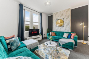 20 percent off! Stylish Sheffield Abode Sleeps 12